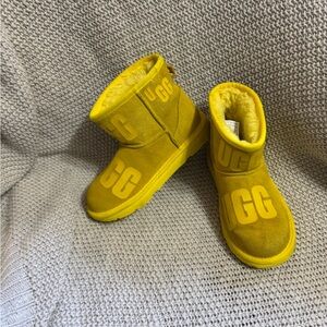 UGG Classic Mini Scatter Graphic boots in yellow. Size 2